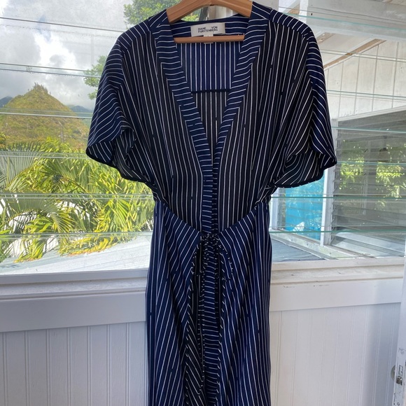 DVF Dolman Sleeve 100% Silk Dress - Picture 2 of 5
